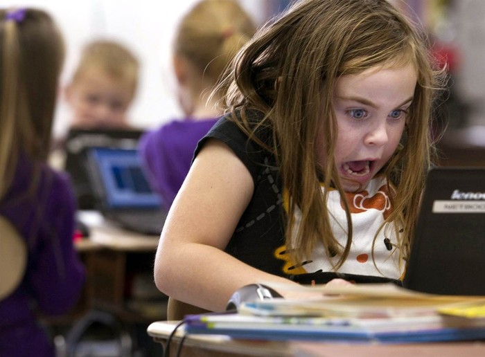 Trẻ em tiểu học Mỹ tại trường Harmony School New Harmony, Indiana đang thực hành với máy tính.